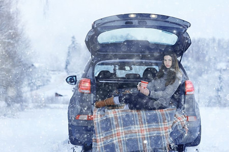 女孩冬季浪漫概念车旅行