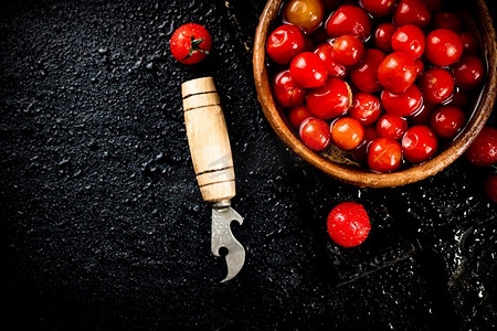 在桌子上腌制成熟的自制西红柿。黑色背景。高质量的照片。在桌子上腌制成熟的自制西红柿。 