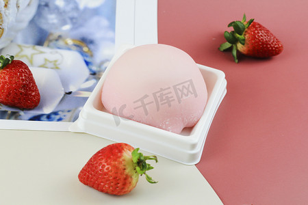 粉色草莓摄影照片_粉色草莓味麻薯和新鲜草莓