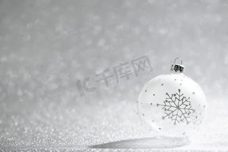 有圣诞节球的问候卡有雪花装饰在银闪光背景。圣诞舞会贺卡