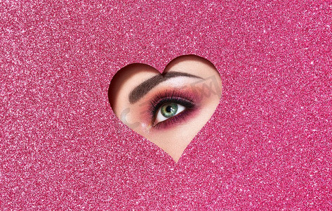 情人节的概念照片。’ Eye of Girl with Festive Pink Makeup纸心在粉红色的背景。情人节情人节