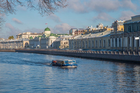 河渠俯瞰着圣彼得堡的街道。