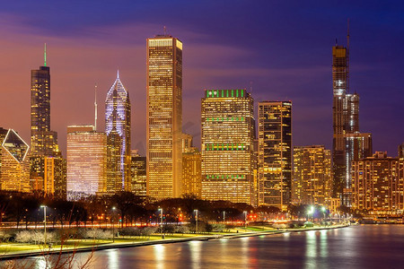 日落在芝加哥天际线建筑在芝加哥市中心沿着密歇根湖在芝加哥市伊利诺伊州美国。