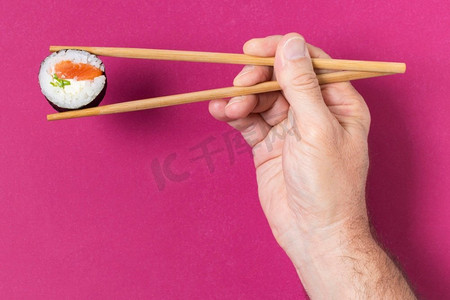 手握筷子寿司