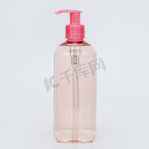粉红色瓶装液体肥皂
