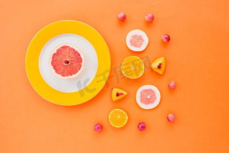 柑橘水果桃子片葡萄橙色背景