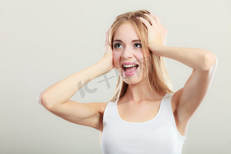 消极态度摄影照片_消极的人类情绪,面部表情,反应态度.美女文胸