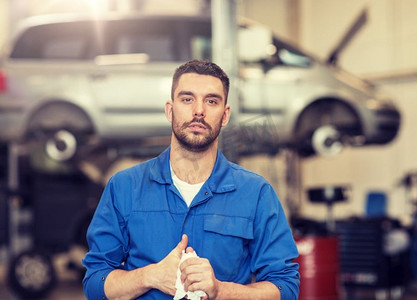 汽车维修，维修，保养和人员概念—汽车修理工或铁匠在车间。汽车修理工或铁匠