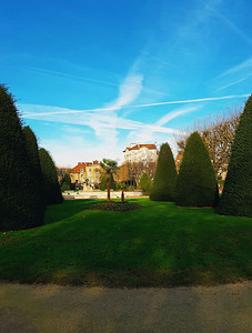 美丽的树木花园在广场杜marechal Joffre在Asnieres—sur—Seine，巴黎郊区在法国。寒冷和阳光明媚的冬天早晨与蓝天。
