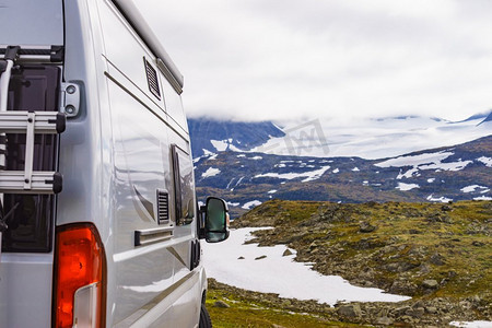 旅游度假和旅行。露营车在夏季山区景观。国家旅游路线Sognefjellet..露营车在Norwegian Mountains