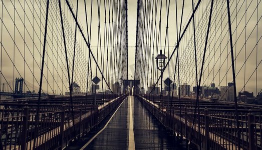 白色大桥摄影照片_没有在布鲁克林大桥在纽约市，曼哈顿特写与摩天大楼和城市天际线在哈德逊河。