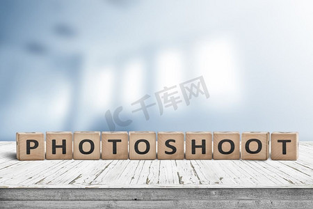 照片拍摄字标志在一张木桌子有一个照相馆的模糊背景