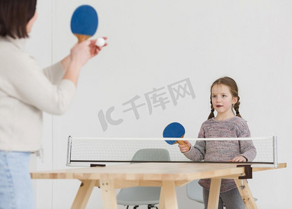 乒乓球赛海报摄影照片_妈妈，孩子打乒乓球