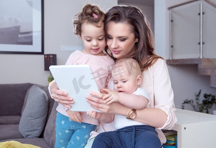 一位母亲和孩子使用平板电脑的肖像