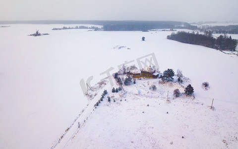 风车小屋摄影照片_真正的木风车和乡间别墅鸟瞰图在冬季。白俄罗斯地标Dudutki鸟瞰图