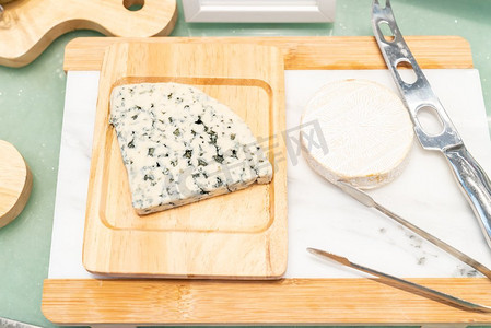 蓝色奶酪在乡村木桌子在自助餐线