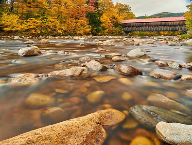 秋天，美国新罕布什尔州白山国家森林公园的斯威夫特河和旧覆盖的奥尔巴尼大桥。秋天在新英格兰。 