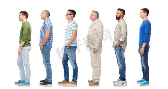 多样性和人的概念—一组快乐的多种族男子站在队列，孤立在白色。一群不同的男人站在一起