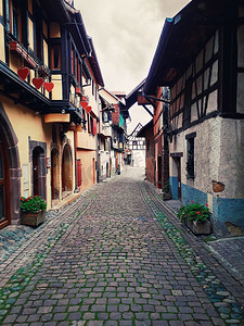 古老的Eguisheim村庄狭窄的街道，沿着法国阿尔萨斯著名的葡萄酒之路，有半木结构的中世纪房屋。