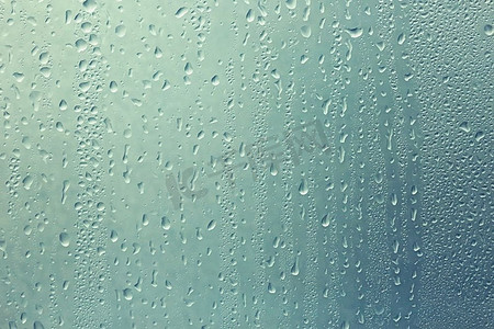 上落摄影照片_玻璃湿透明背景上雨滴的纹理