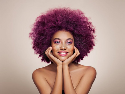 非裔美国女孩的美丽肖像，染了五颜六色的非洲头发。美丽的黑人女性。化妆品、化妆和时尚