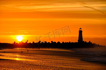 剪影灯塔摄影照片_圣克鲁斯防波堤灯（沃尔顿灯塔）在日出，太平洋海岸，加利福尼亚州，美国
