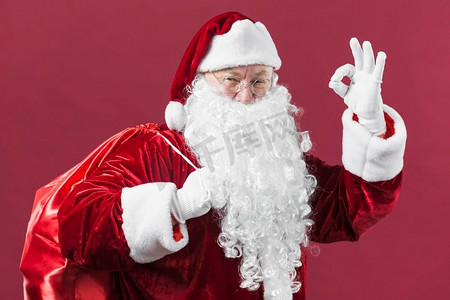 圣诞老人与麻袋显示好的手势