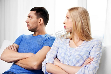 人、关系困难、冲突和家庭观念——不快乐的夫妇在家中争吵。不愉快的夫妇有争吵在家里