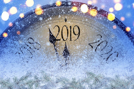 午夜倒计时。复古风格的时钟计数圣诞节或新年2019前的最后一刻。午夜倒计时