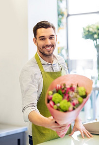 小企业，销售和花艺概念—愉快的微笑花店与束在花店。微笑的花店人与束在花店