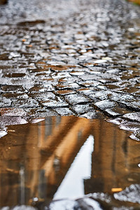 砖摄影照片_鹅卵石砖铺湿街道在罗马，意大利
