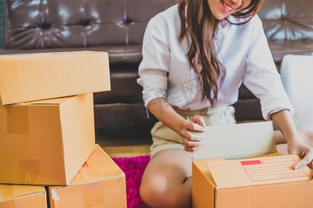 亚洲女商人创业小企业企业家 sme 配送仓库,带包裹邮箱.美女沙发