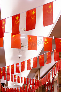 红旗摄影照片_红色国庆国庆节十月红旗摄影图配图