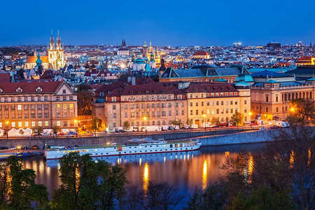 从Letna公园欣赏布拉格和伏尔塔瓦河的夜景。布拉格，捷克共和国。布拉格夜景