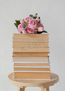 书堆摄影照片_用书堆玫瑰花布置