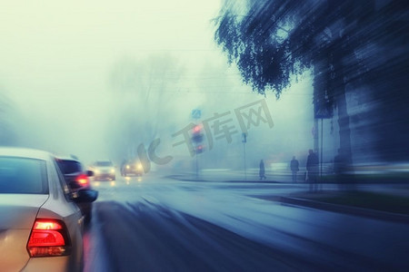 秋的背景摄影照片_城市道路上模糊的背景秋雾