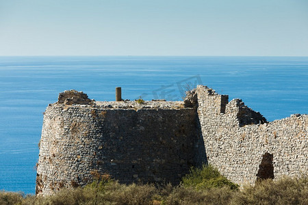 希腊城堡。背景是希腊拉科尼亚马尼的凯勒法城堡和奥特洛海湾。希腊的凯勒法城堡