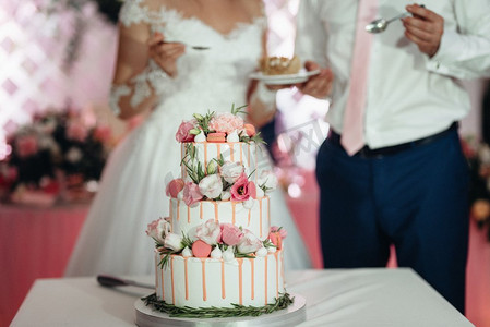 新婚夫妇婚礼上的结婚蛋糕蛋糕婚礼蛋糕