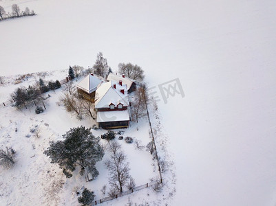 冬季正宗乡村别墅的鸟瞰。明斯克附近的白俄罗斯Dudki村