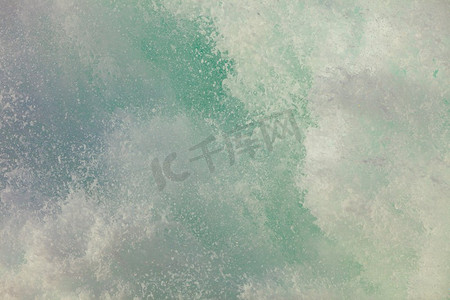 蓝白色背景摄影照片_蓝白色的海洋水波泡沫抽象的背景。海水抽象背景