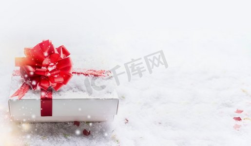 白色圣诞礼盒，红色蝴蝶结，雪花和雪花，横幅。模板、邀请函、优惠券、销售和祝贺的复印区