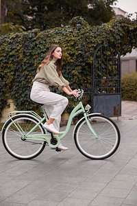 侧视图女子城市骑自行车