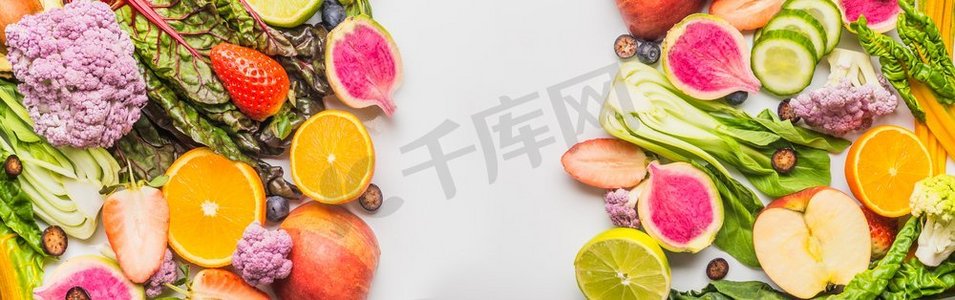 食品模板摄影照片_各种夏季水果和蔬菜横幅或模板在白色，顶视图.食物背景健康的生活方式