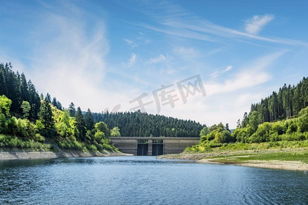 湖面城市摄影照片_夏天在森林环绕的湖面上五颜六色的水坝