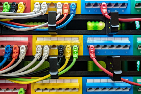 彩色通信彩色以太网电缆连接到互联网数据中心交换机