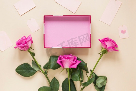玫瑰花框摄影照片_粉红色玫瑰花与空盒表