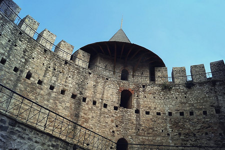一座古代军事堡垒的石墙被毁。历史地标，中世纪城堡在索罗卡，摩尔多瓦