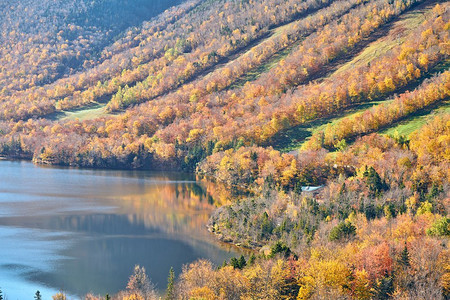 汉普郡摄影照片_艺术家S悬崖上的回音湖秋景。弗朗科尼亚诺奇州立公园的秋色。白山国家森林，美国新罕布夏州