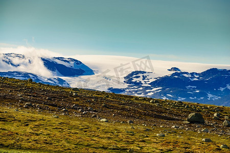 高原山地摄影照片_高原山地景观。全国旅游路线。夏天的挪威Harrabvidda高山高原景观，挪威