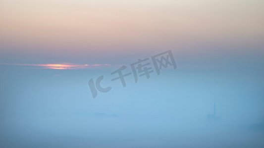 美丽的冬季日出风景图像的希望谷在山顶区在英格兰与云倒置和薄雾